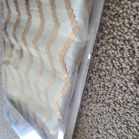 Table runner - Picture 2 of 2